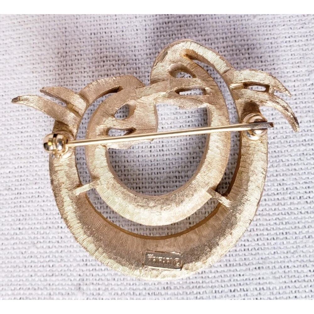 Vintage Crown Trifari White Enamel Gold Tone‎ Swirl Circular Brooch 1.5" - Picture 4 of 6